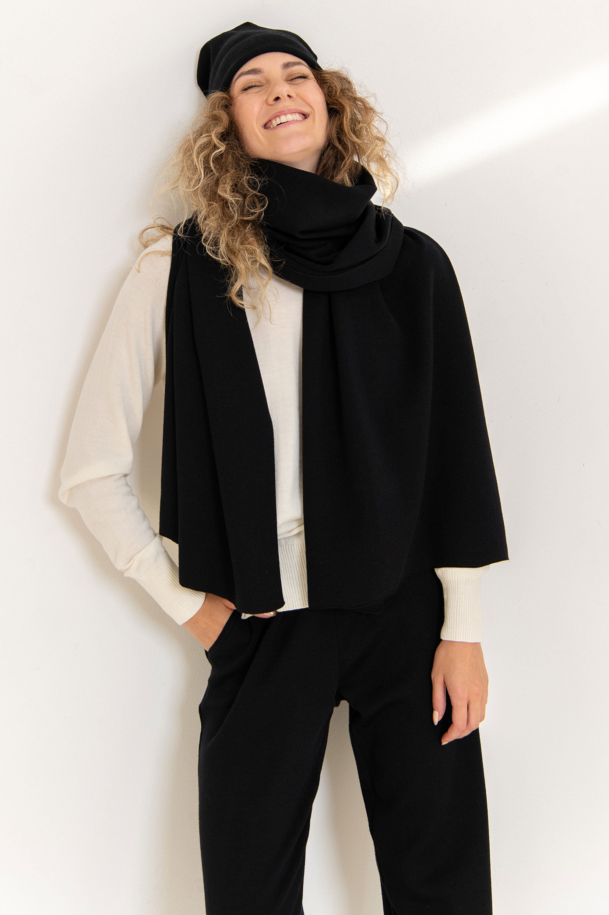 Via 100% Merino Scarf Black